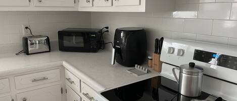 KĂŒhlschrank, Mikrowelle, Ofen, Herdplatte