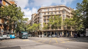 Un immeuble à plusieurs étages, de style architectural classique, doté de balcons et de grandes fenêtres.