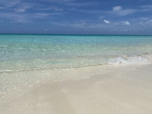 Playa en los alrededores, camastros y toallas de playa