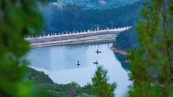 A lake with a dam and boats.