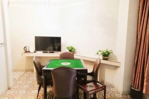 A small room with a green pool table, a television, and two potted plants. - Shengkai Business Hotel (Chongqing)