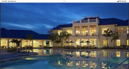 Beautiful new country club home, private pool, spa, transferable golf membership