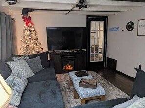 Smart-TV, Kamin, DVD-Player, Tischtennisplatte