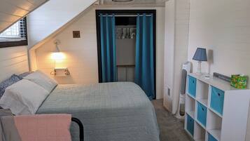 3 quartos, ferros/tábuas de passar roupa, berço de viagem