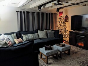 Smart TV, fireplace, DVD player, table tennis