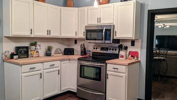 Frigorifero, microonde, forno, piano cottura