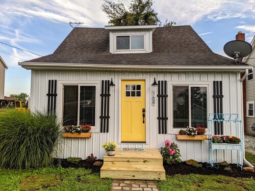 Cheerful & cozy 3 bedroom cottage near lake with hot tub