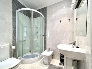 Bathtub, hair dryer, towels