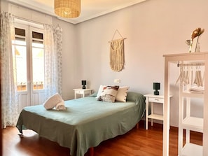 3 bedrooms, iron/ironing board, Internet, bed sheets