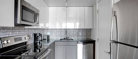 Frigorífico, microondas, horno y lavavajillas