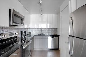 Fridge, microwave, oven, dishwasher - Cute Back Bay 1BR w/ W/D & Gym, near Copley T & Shops, by Blueground (Boston)