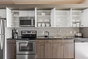 Réfrigérateur, four à micro-ondes, un four, surface de cuisson