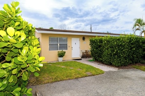 Exterior detail - 4ppl, 9 minutes to airport , BBQ, Top Location (West Palm Beach)