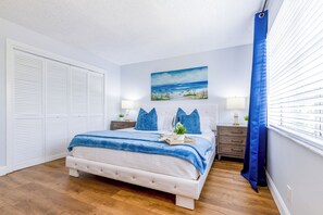 2 bedrooms, desk, iron/ironing board, travel crib - 4ppl, 9 minutes to airport , BBQ, Top Location (West Palm Beach)