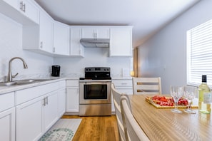Fridge, microwave, oven, stovetop - 4ppl, 9 minutes to airport , BBQ, Top Location (West Palm Beach)