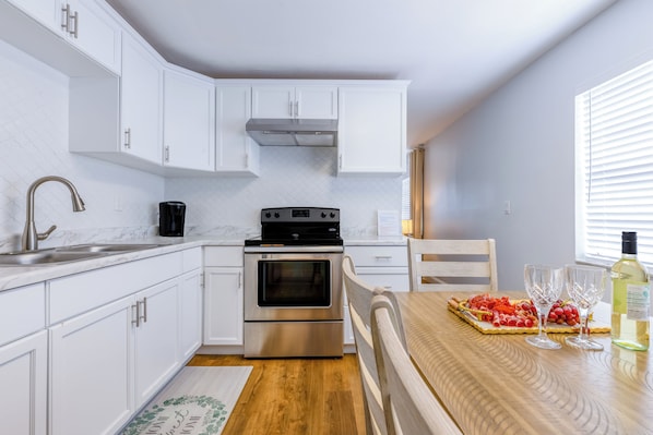 Fridge, microwave, oven, stovetop - 4ppl, 9 minutes to airport , BBQ, Top Location (West Palm Beach)