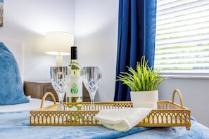 2 bedrooms, desk, iron/ironing board, travel crib - 4ppl, 9 minutes to airport , BBQ, Top Location (West Palm Beach)