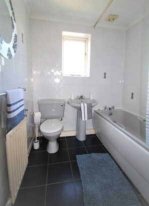 Combined shower/bathtub, hair dryer, towels