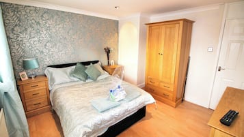 2 bedrooms, iron/ironing board, WiFi, bed sheets