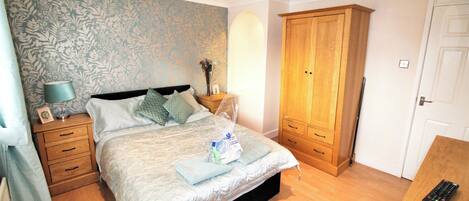 2 bedrooms, iron/ironing board, WiFi, bed sheets