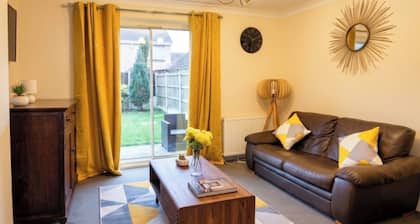 2 Bed House - Sleeps 4 - Parking - Pets - Garden