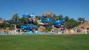 Un parque acuático con toboganes y una zona de piscina.