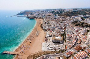 Beach nearby - 2 Bed Flat - Sleeps 4 - Parking - Wifi (Albufeira)