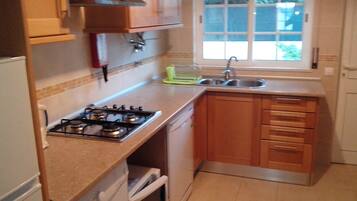 Jääkaappi, mikroaaltouuni, uuni, liesi