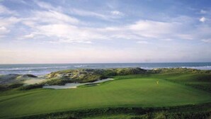 A golf course with a view of the ocean and a clear sky. - Historical 4 - Bedroom Villa in Alcobaca (Alcobaca)