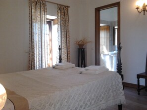 4 bedrooms, WiFi, bed sheets - Historical 4 - Bedroom Villa in Alcobaca (Alcobaca)