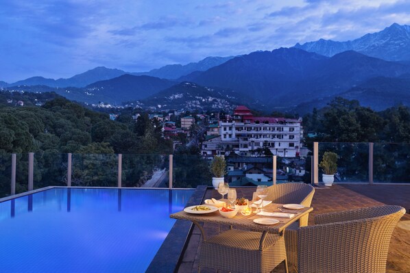 室外游泳池，日光浴躺椅