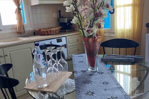 Kylskåp, mikrovågsugn, ugn och spishäll