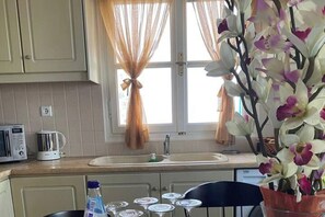 Kylskåp, mikrovågsugn, ugn och spishäll