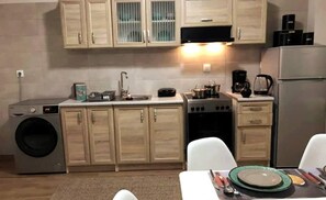 Køleskab, mikrobølgeovn, ovn, kogeplade