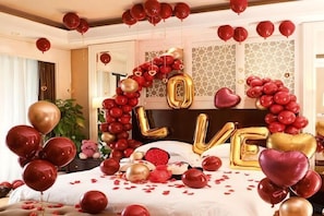 A room with a bed, balloons, and a decorative arch spelling 'LOVE' in balloons. - Fengjia No.1 Courtyard B&B (Luquan Fengjia Ancient Town Branch) (Luquan)