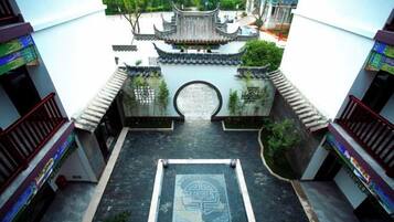 Un patio con una reja tradicional, rodeado de edificios con balcones.