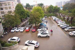 المنطقة المحيطة بالمنشأة