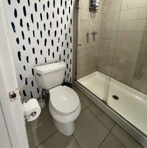 Een douche, een haardroger, handdoeken, zeep