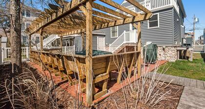 Town of Bethany Beach home steps to the ocean with beach access - dog-friendly