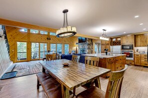 Dining - Charming 3 story retreat in the shadows of Lake Winnipesaukee (Alton)