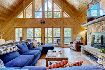 Charming 3 story retreat in the shadows of Lake Winnipesaukee