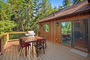 Outdoor dining - Welcoming cabin with fast WiFi, gas grill, lake views, kids loft & private W/D (Anderson Island)