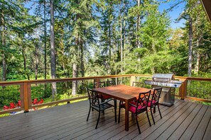 Outdoor dining - Welcoming cabin with fast WiFi, gas grill, lake views, kids loft & private W/D (Anderson Island)