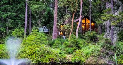 Welcoming cabin with fast WiFi, gas grill, lake views, kids loft & private W/D