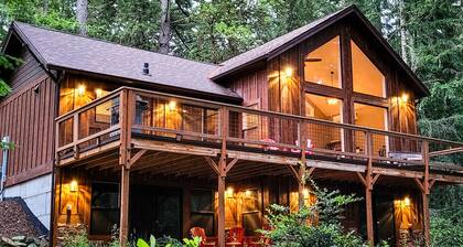 Welcoming cabin with fast WiFi, gas grill, lake views, kids loft & private W/D