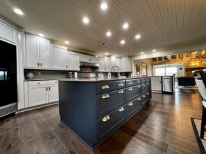 Fridge, microwave, oven, stovetop - Pine Hill Manor - Lakehouse | Boat Dock + Hot Tub (Lake Hamilton)