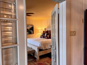 4 bedrooms, iron/ironing board, free WiFi, bed sheets - Pine Hill Manor - Lakehouse | Boat Dock + Hot Tub (Lake Hamilton)