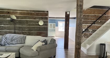 1880 farmhouse with hottub!