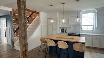 ثلاجة، ميكروويف، فرن، موقد طهي مسطح