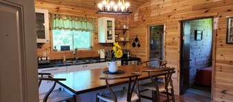 The cozy cabin… 12 minutes to Grand Beach!